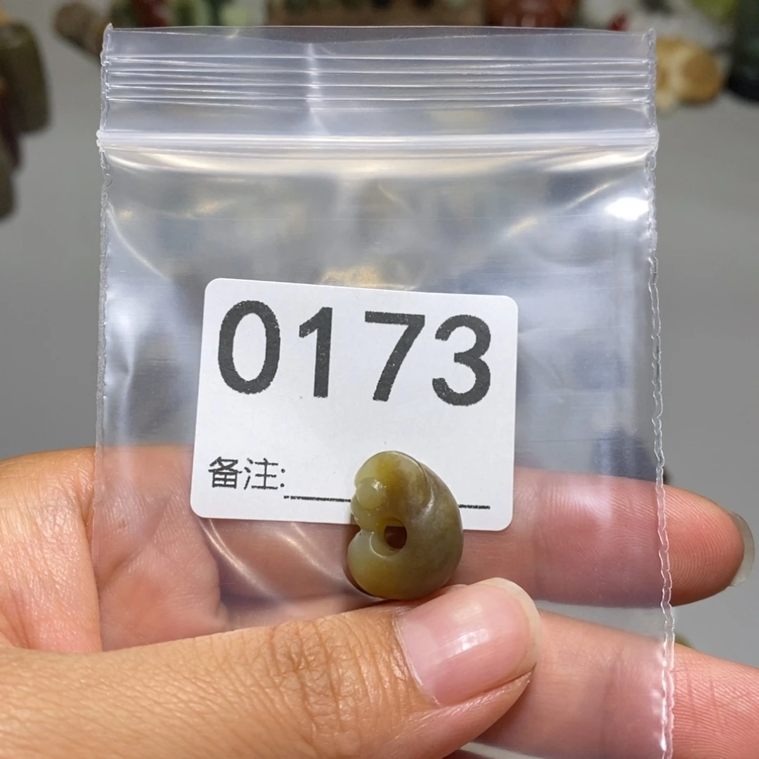 颈饰未镶嵌透闪石质玉醉**烟