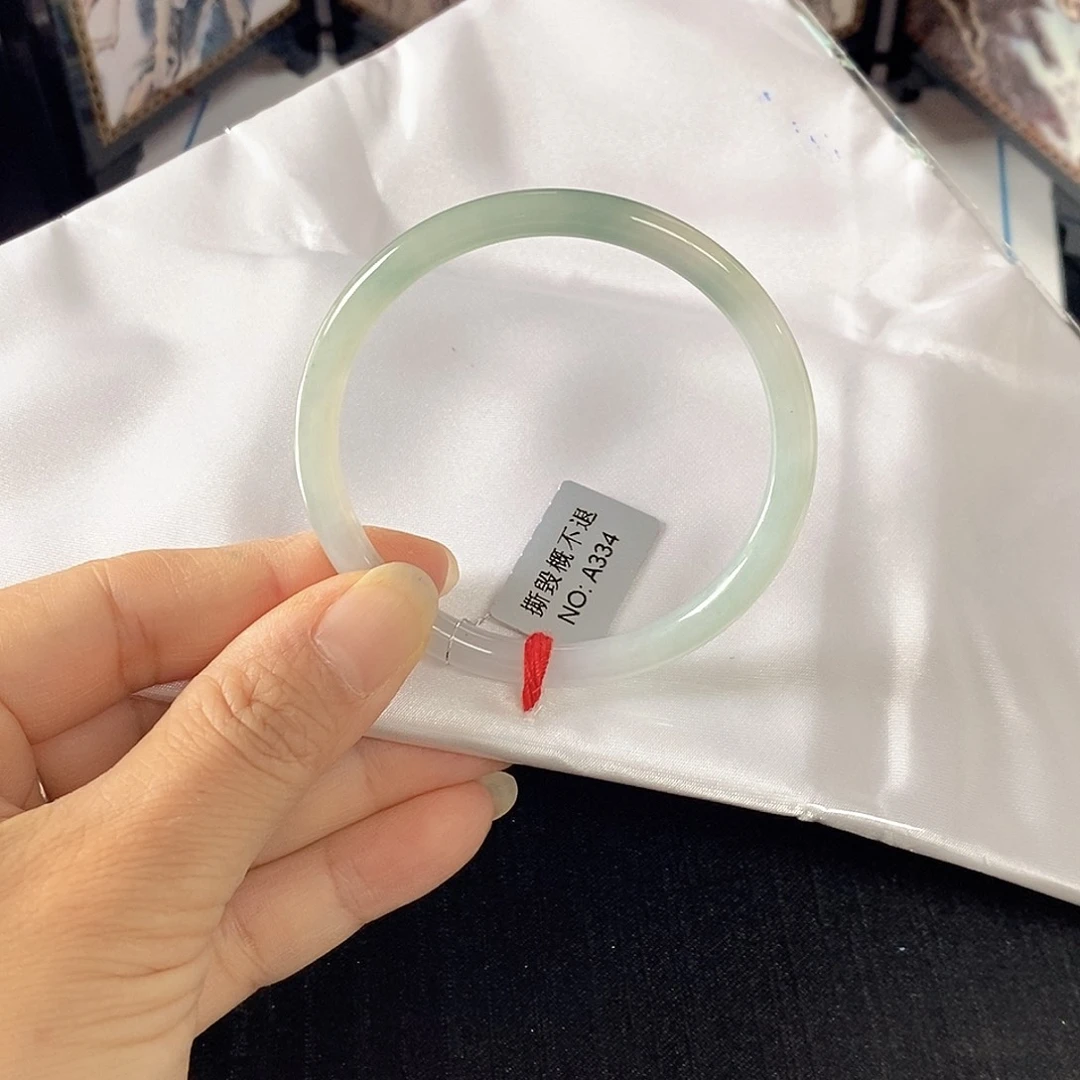 翡翠未镶嵌手镯（圆镯）52.7