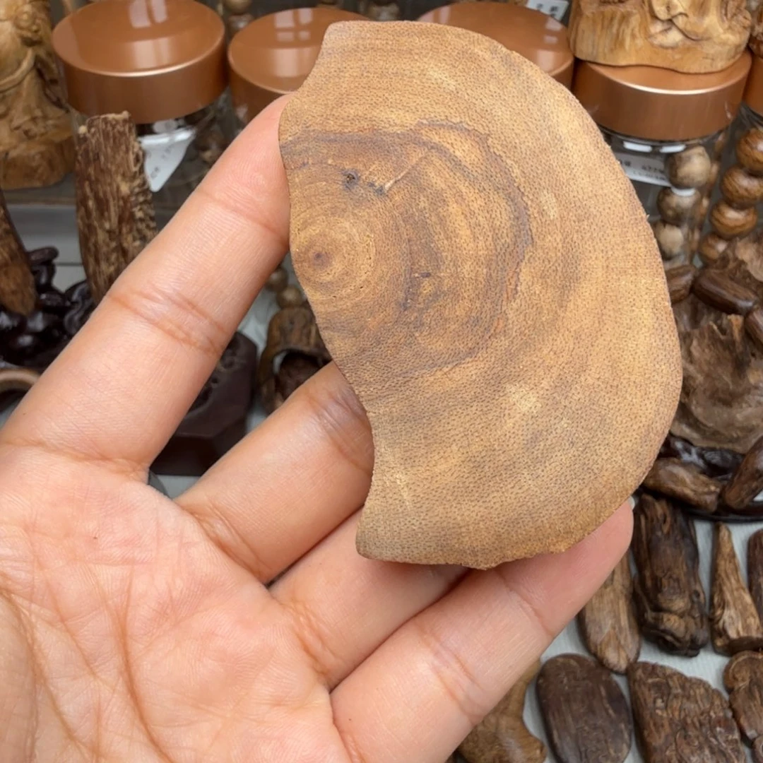 沉香碎屑沉香达拉干手把件 18.8 克