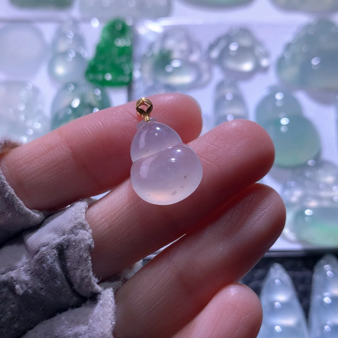 翡翠未镶嵌颈饰葫芦