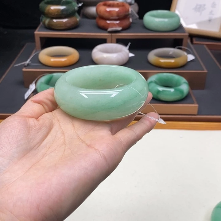 香***人石英质玉未镶嵌佘太翠