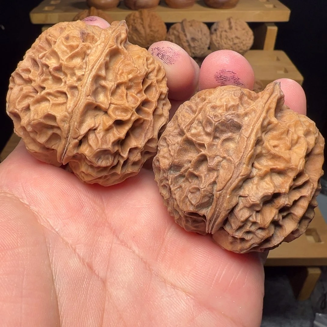 文玩核桃吊坠白牡丹44mm（修尖）