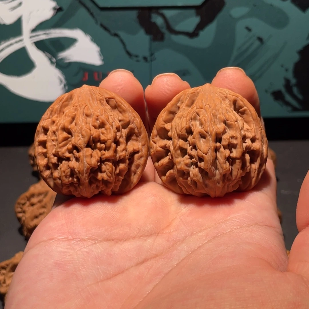 文玩核桃吊坠43天然中矮桩虎头君子级