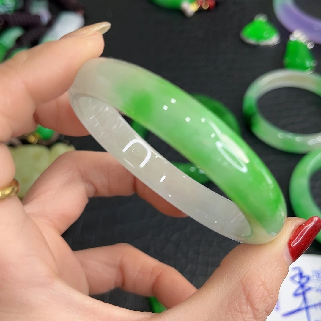 翡翠手镯未镶嵌多样性