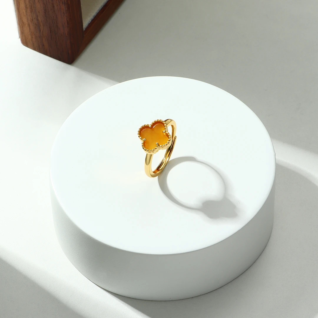 Tender Jinger新款S925银镶嵌天然蜜蜡四叶草戒指轻奢经典高级