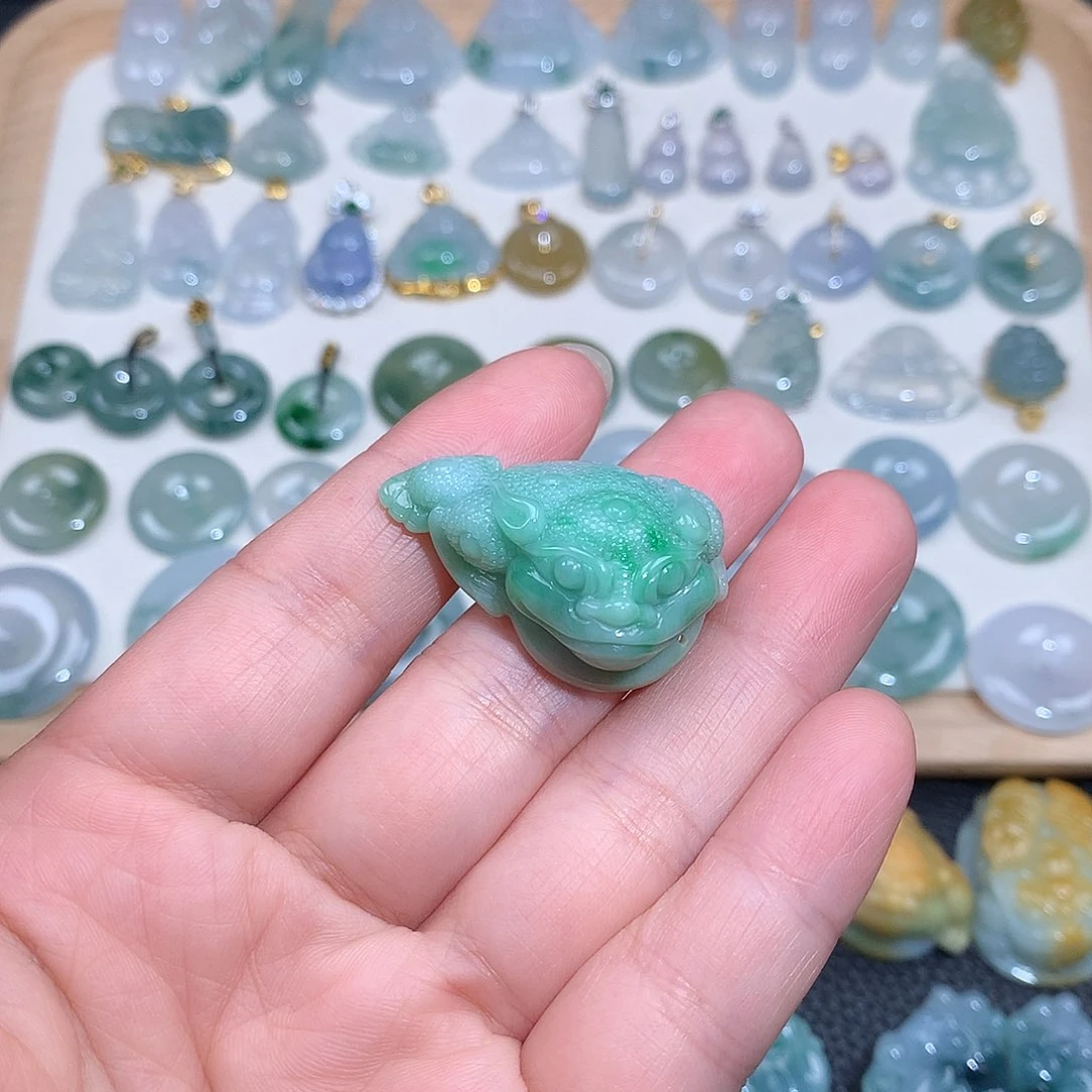 翡翠颈饰未镶嵌吊坠