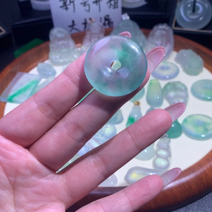 栀*白缅甸翡翠冰底飘花扣子