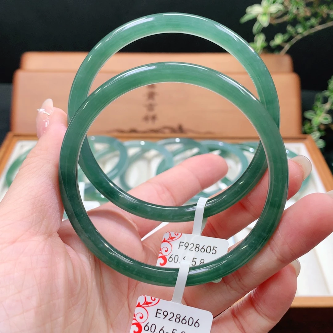 翡翠手镯未镶嵌天然