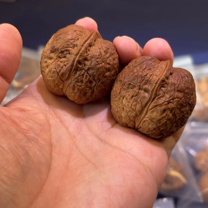 文玩核桃吊坠蟒纹虎头