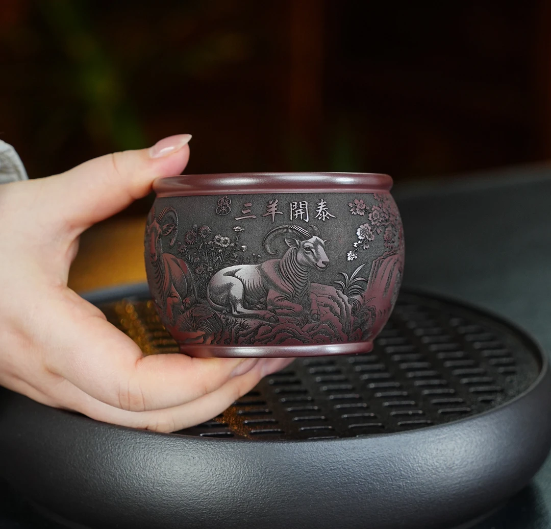 044 宜兴全手工紫砂茶具紫砂石红泥料刻绘三羊开泰主人杯品茗杯