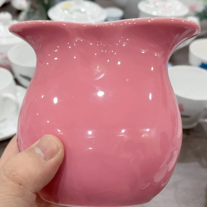 碟釉下五彩的瓷器和瓷器