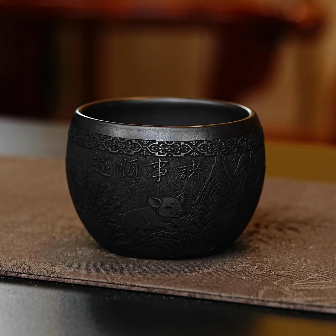 宜兴原矿茶具 石黄手工刻绘小猪诸事顺遂紫砂主人杯