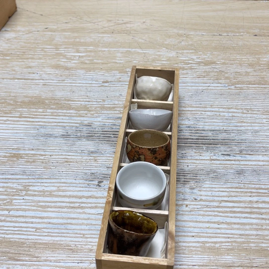 瓷片料****厨密密麻麻地排列着一