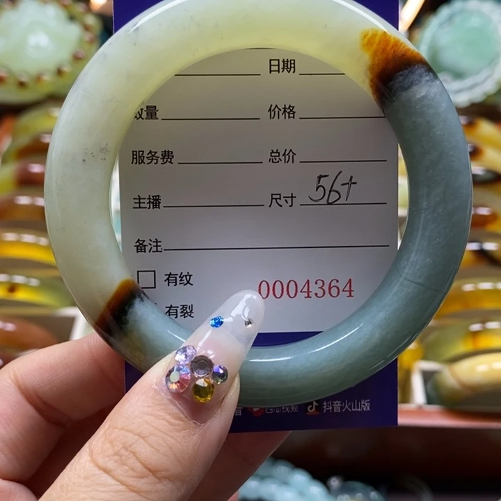 未镶嵌岫玉手镯布***了手镯