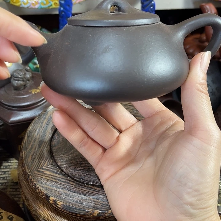 茶壶紫泥原矿泥料手工制作的一把紫砂壶。