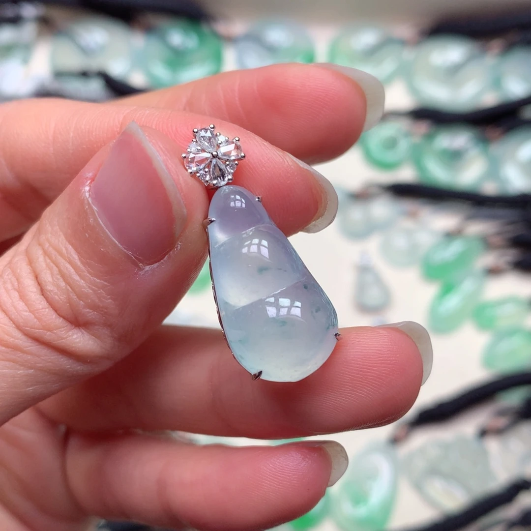 翡翠18K金镶嵌颈饰福豆