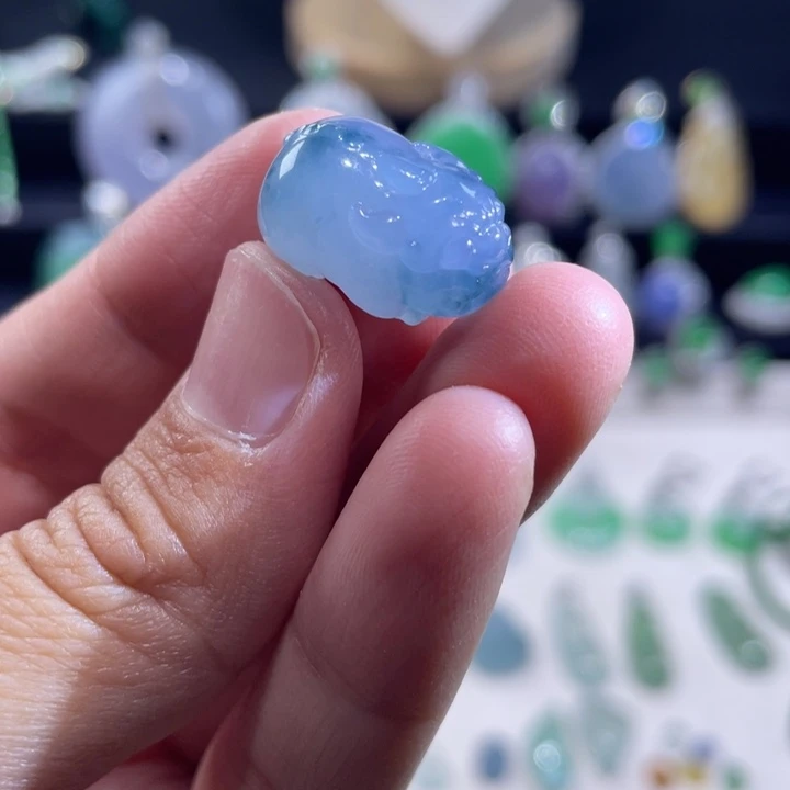 翡翠未镶嵌颈饰皮皮