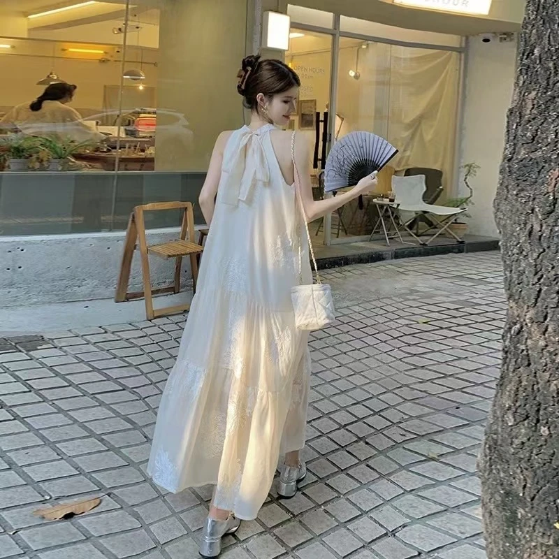 2025春夏新款法式复古杏色刺绣挂脖连衣裙无袖露肩大摆度假风长裙