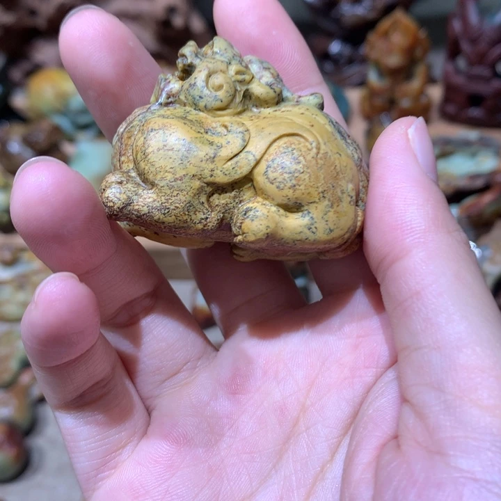 未镶嵌岫岩河磨玉（透闪石质玉）把件