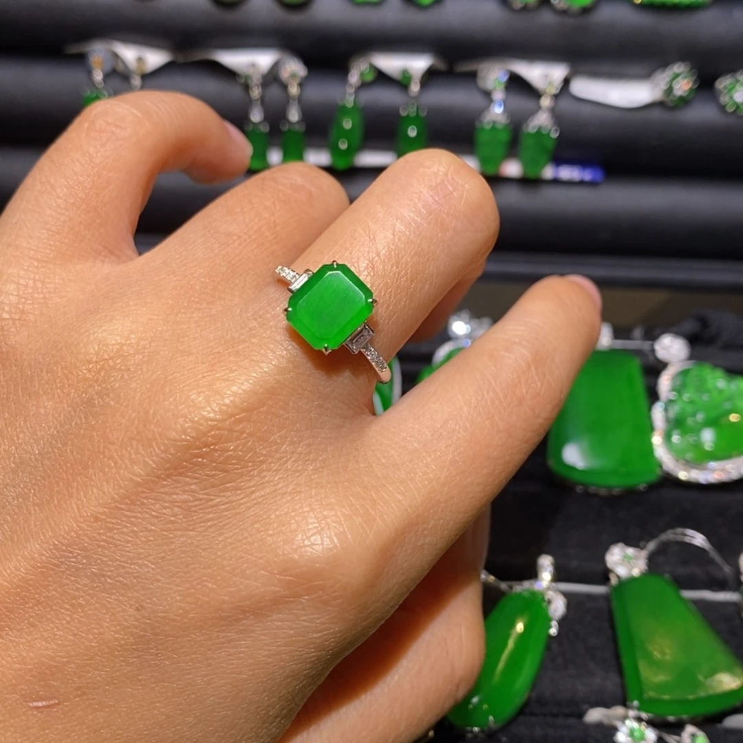 翡翠戒指9K金镶嵌无事牌