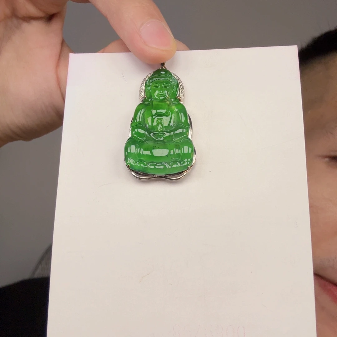 翡翠未镶嵌颈饰一件