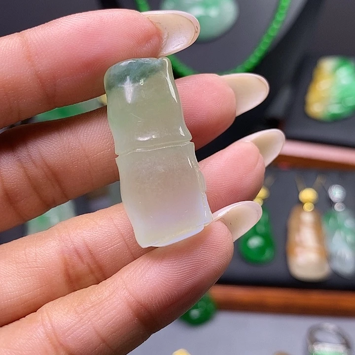 吊坠(赠链)未镶嵌翡翠