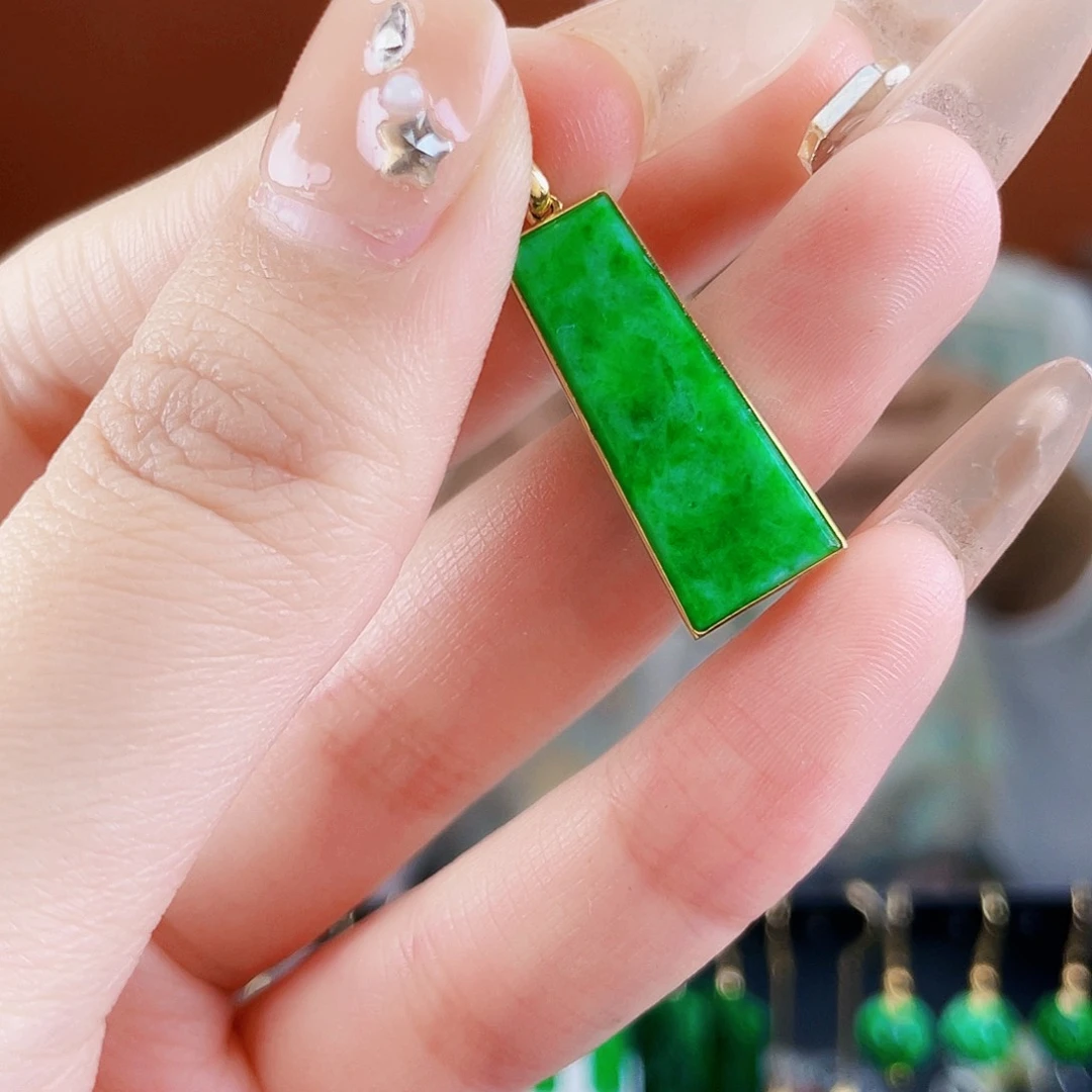 翡翠18K金镶嵌耳饰