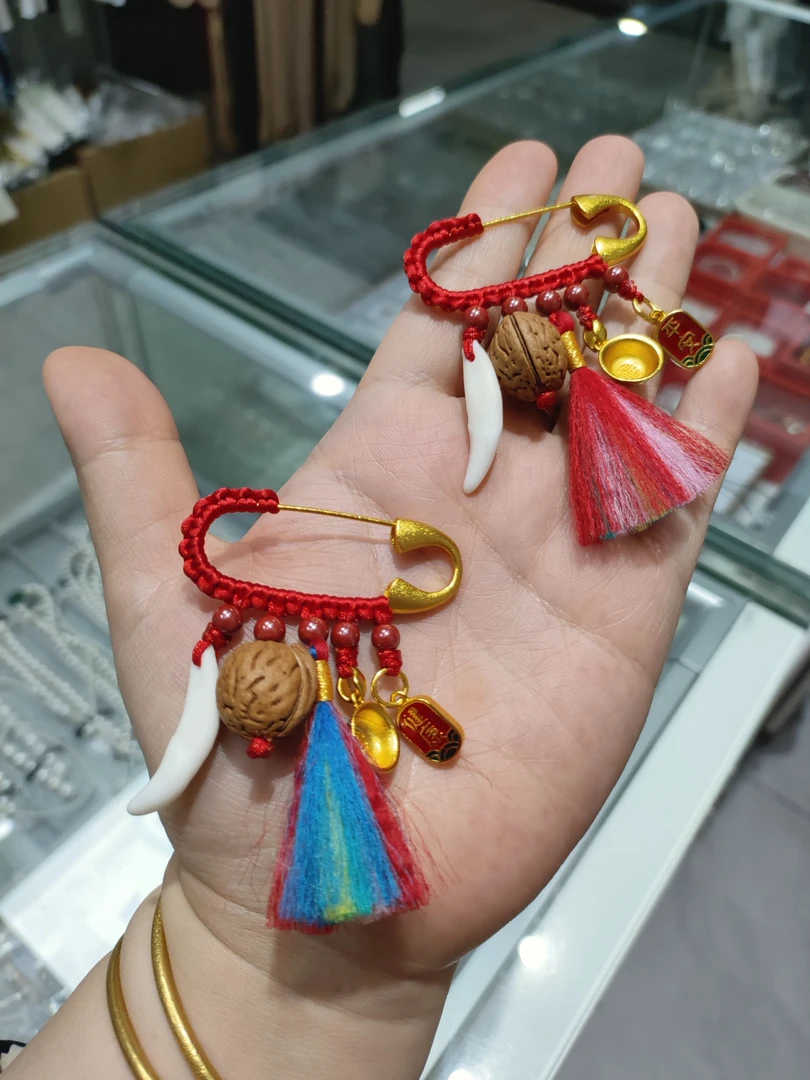 百解别针，五色蚕丝+狗牙+桃核+朱砂+沙金饭碗+平安健康，宝宝别针