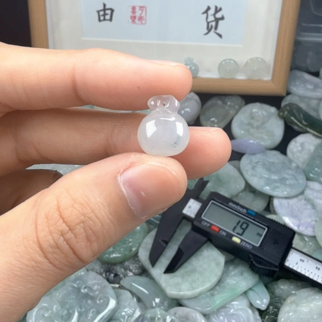 翡翠挂件未镶嵌翡翠