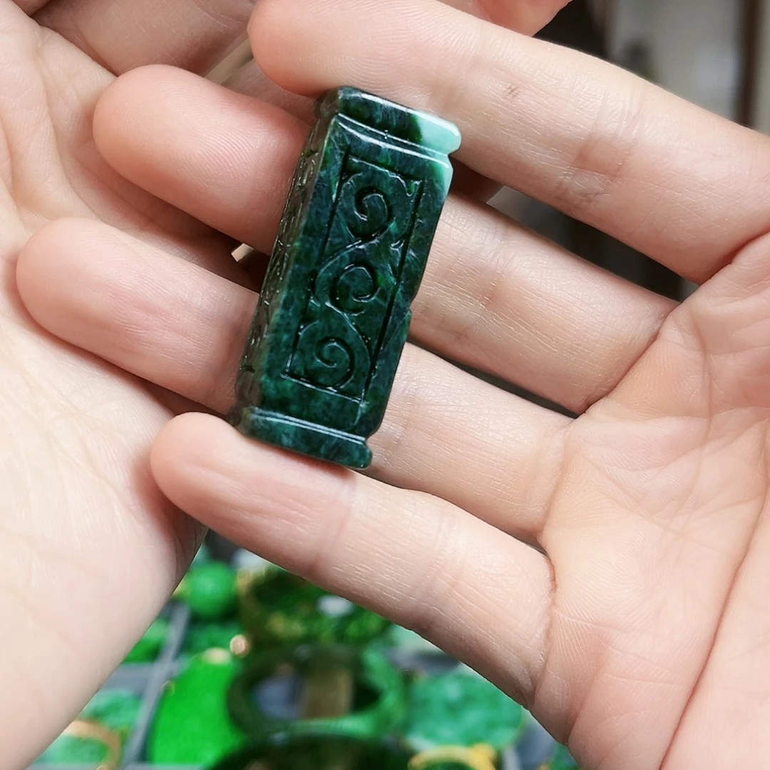 翡翠颈饰未镶嵌吊坠