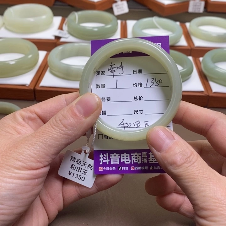 牵***手和田玉未镶嵌手镯