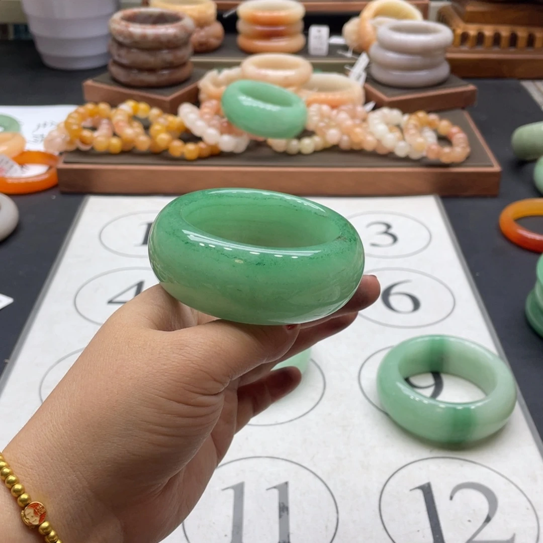 R***头石英岩玉未镶嵌手镯