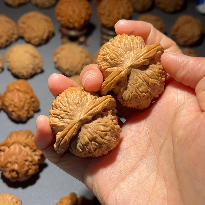 文玩核桃吊坠42尺闷白