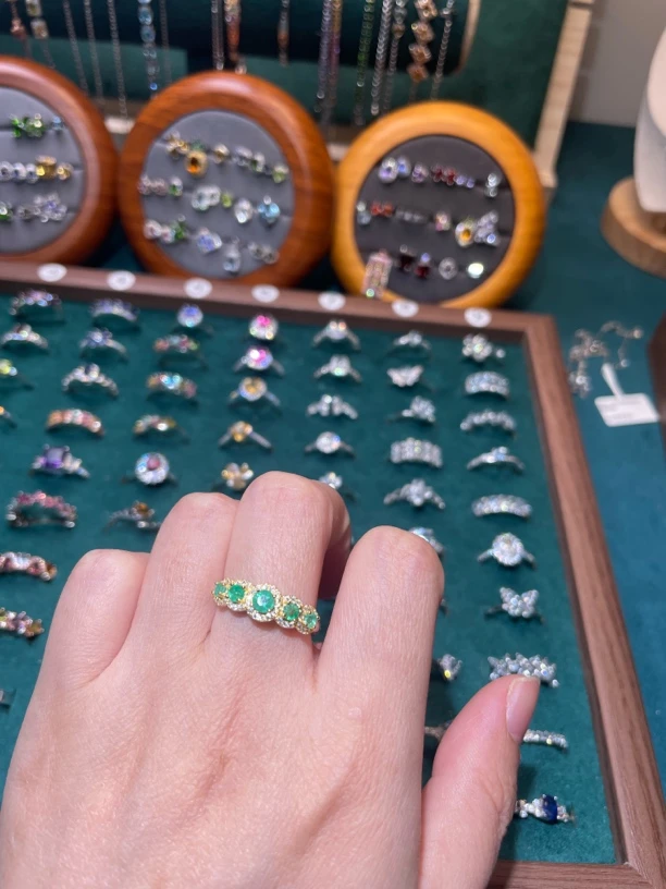 祖母绿排戒，时尚简约百搭