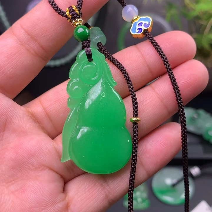 翡翠未镶嵌吊坠(赠链)