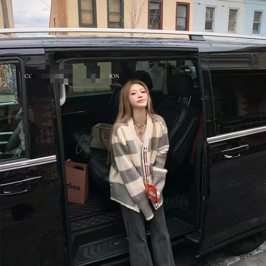 尹千金11清仓气质显瘦翻领毛衣A100101白色时尚