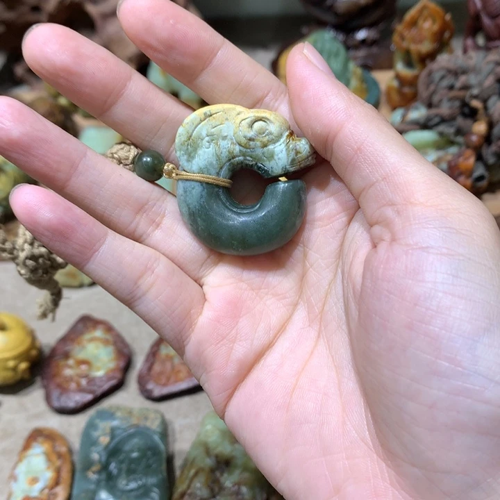 未镶嵌岫岩河磨玉（透闪石质玉）挂件