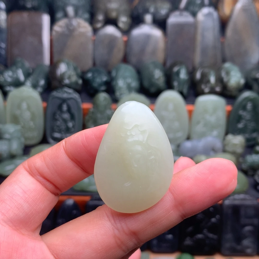 和田玉未镶嵌颈饰挂件74（有包容）