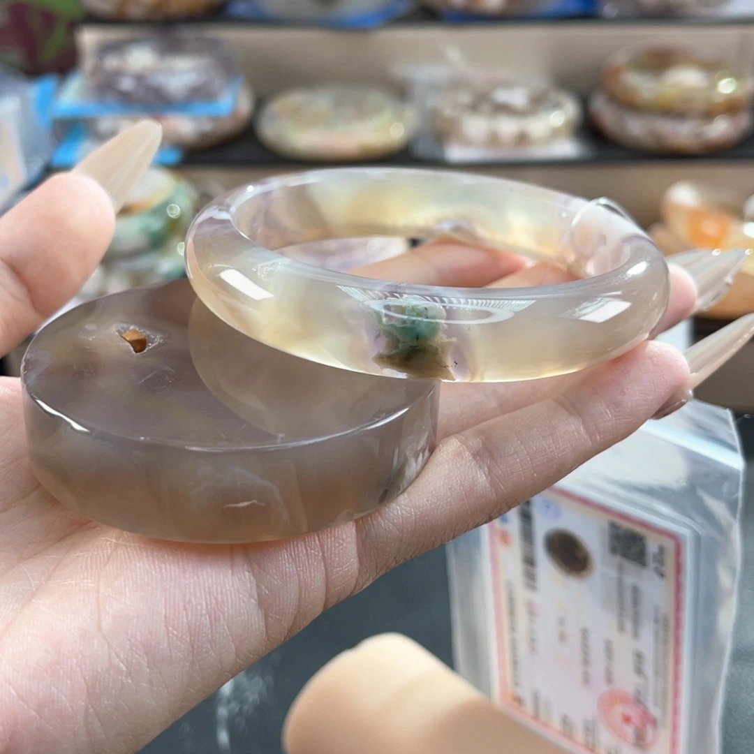 瞅***呢未镶嵌手镯石英质玉