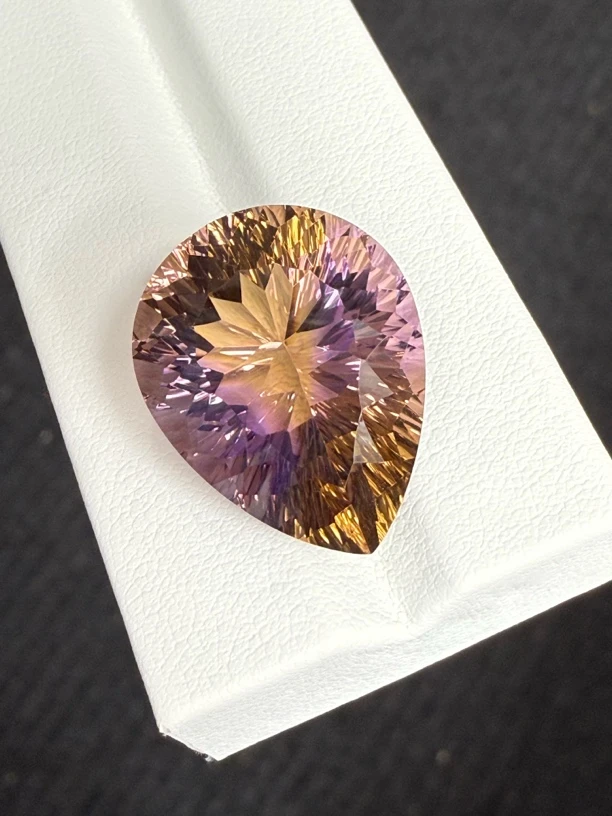 25.665ct天然紫黄晶裸石，尺寸21.6*17*13.4mm，颜色美艳 ，色彩分明