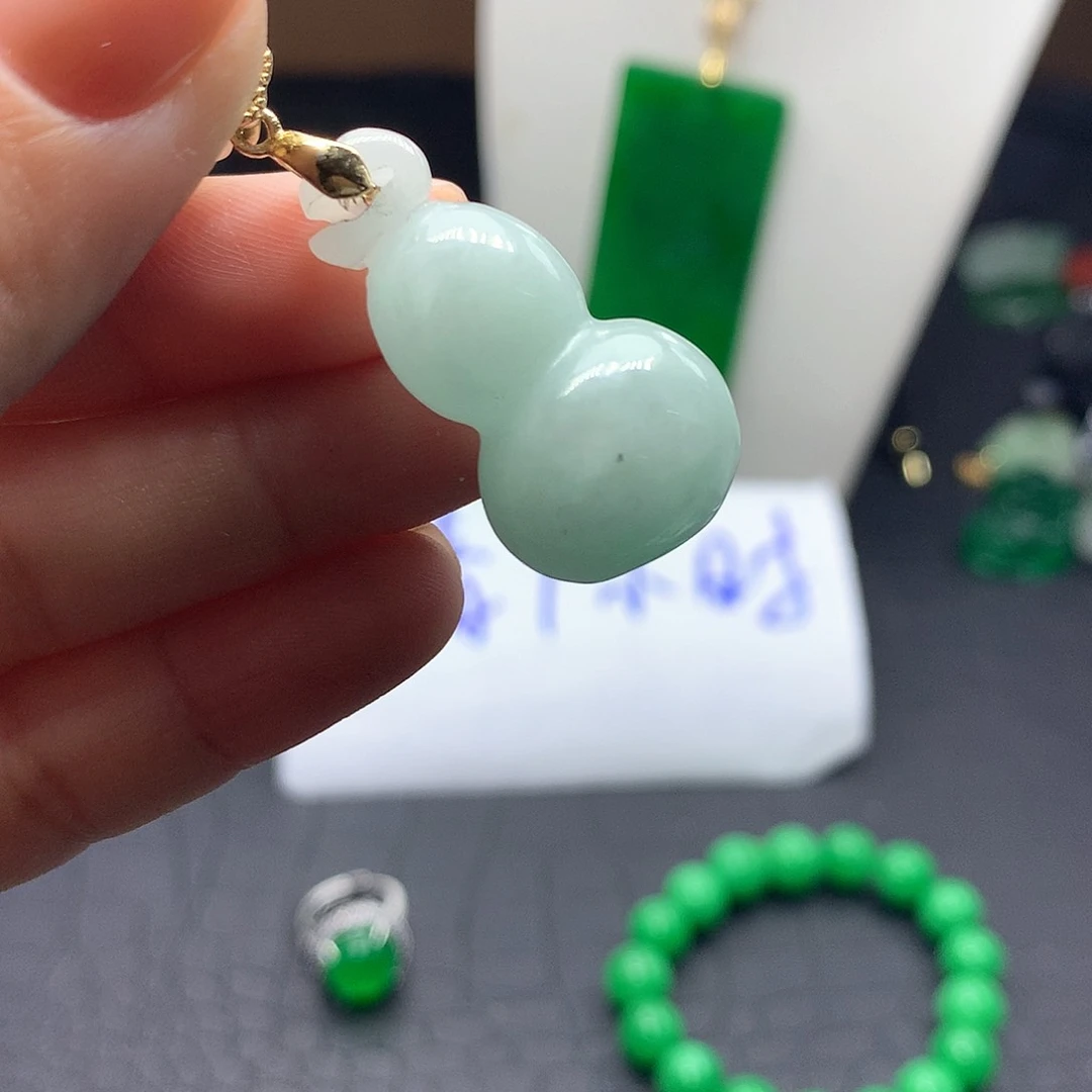 翡翠吊坠(赠链)未镶嵌