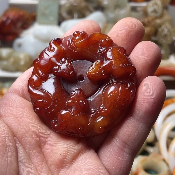 陈***总和田玉未镶嵌颈饰