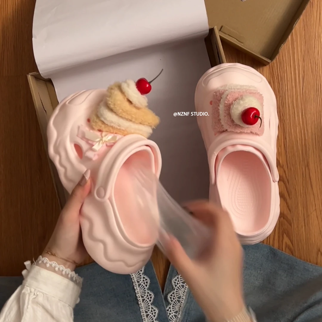 网红爆款可爱卡通厚底洞洞鞋女2025新款夏季外穿踩屎感包头凉拖鞋