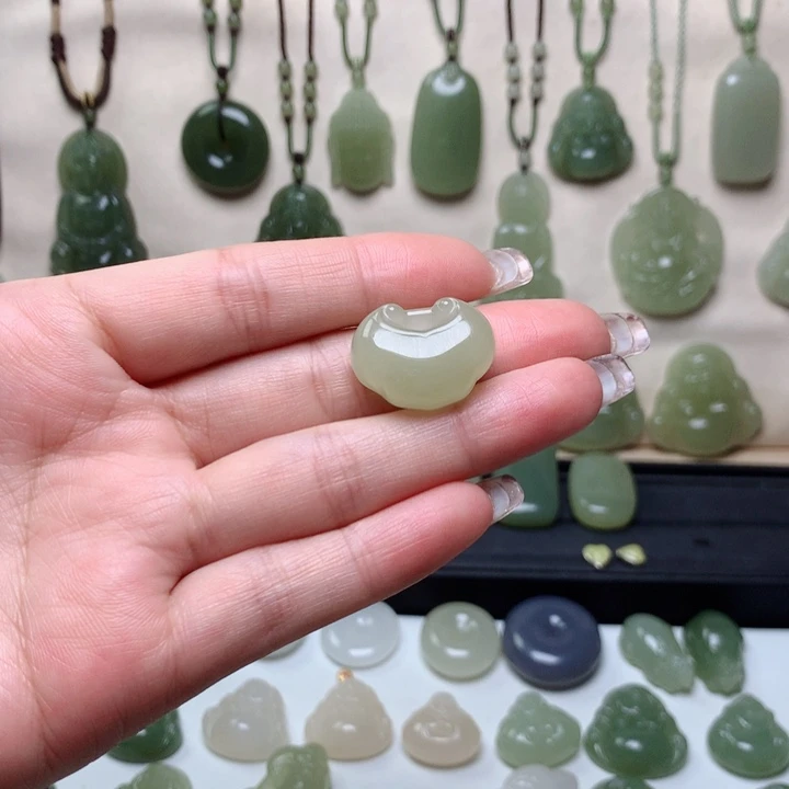 和田玉吊坠未镶嵌万***爱