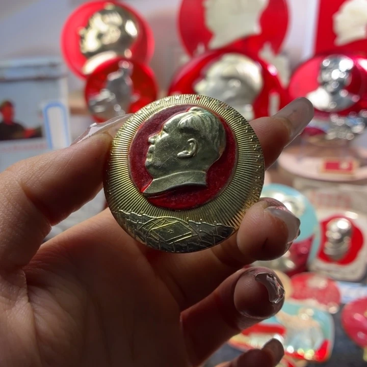 w***意爷爷像章一枚品相如图