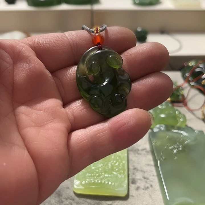 蛇纹石玉未镶嵌颈饰