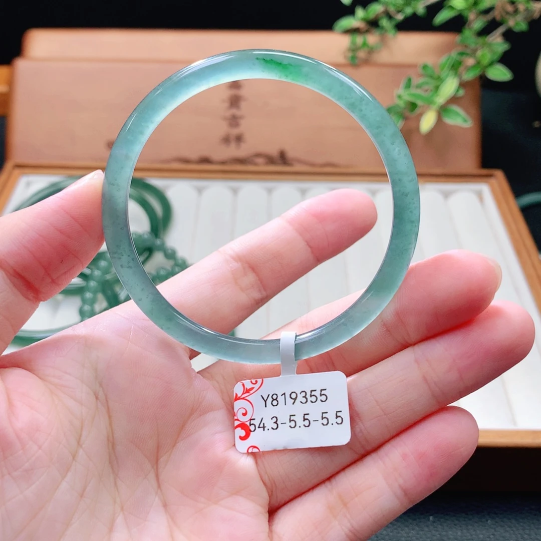 翡翠未镶嵌手镯（圆镯）