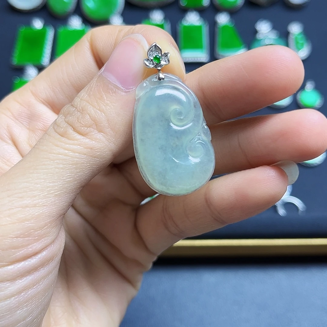 翡翠18K金镶嵌颈饰