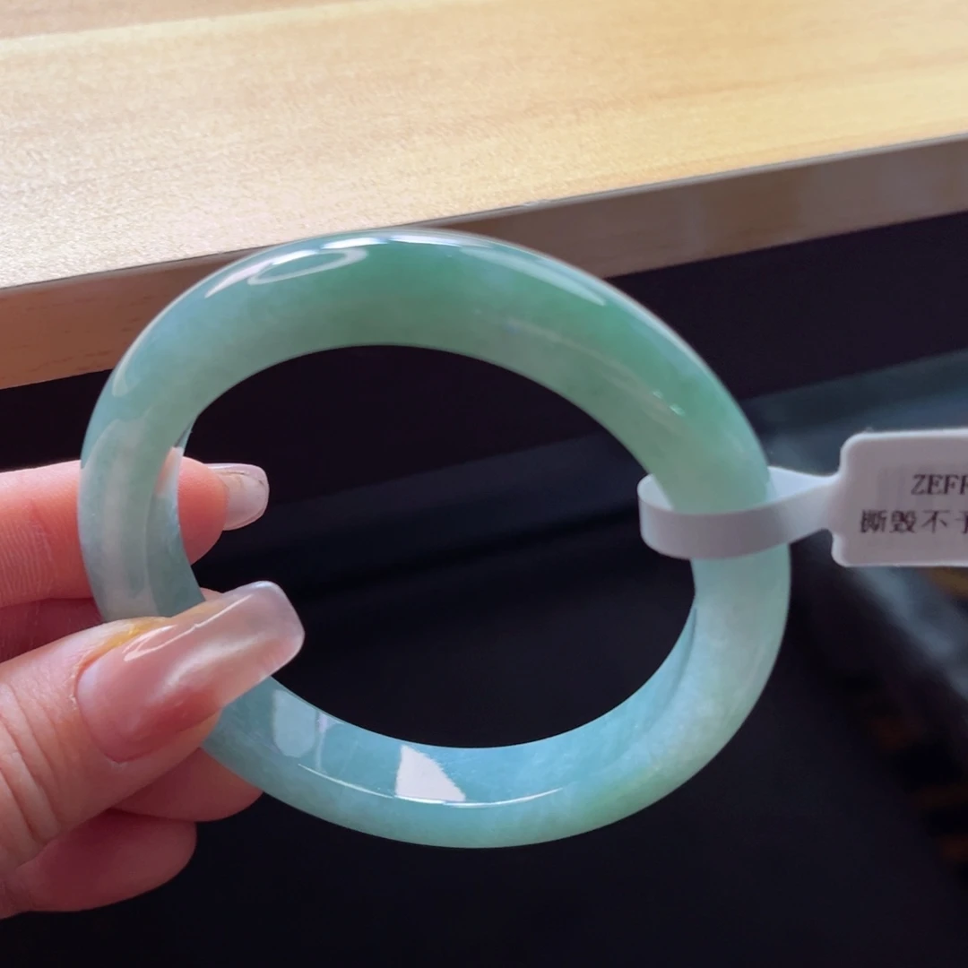 翡翠手镯未镶嵌手镯