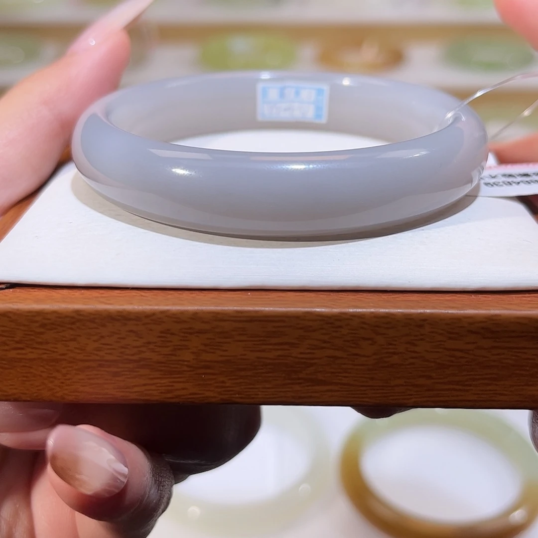 和田玉未镶嵌手镯渐变香芋紫